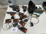 un grand nombre d'outils posés sur une table