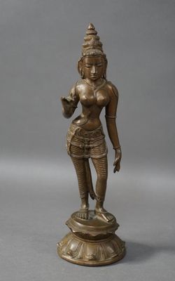 statue en bronze représentant une femme tenant une fleur, posée sur un socle