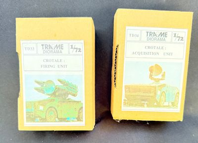deux boîtes jaunes sur lesquelles figure l'image d'une voiture