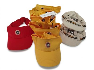 quatre chapeaux de couleurs différentes sont empilés les uns sur les autres