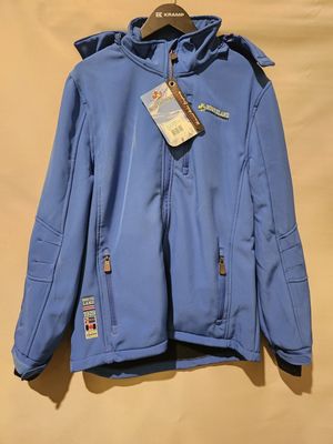 un gros plan sur une veste bleue suspendue à un cintre