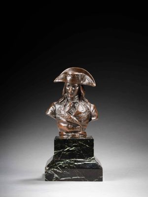 un buste en bronze représentant un homme coiffé d'un chapeau, posé sur un socle en marbre
