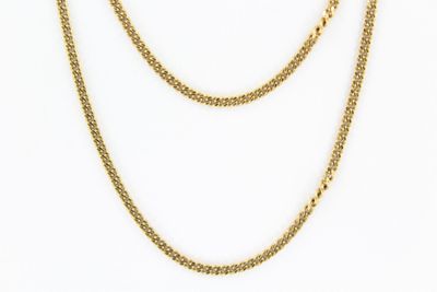 un collier à chaîne en or avec un fermoir en or