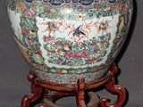 un vase posé sur un socle, sur un fond gris