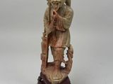 figurine chinoise en ivoire sculpté représentant un homme muni d'un bâton