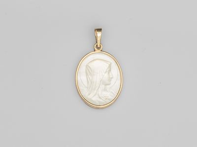un pendentif en or et nacre