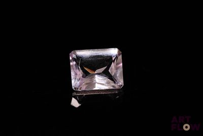 gros plan d'un diamant rose sur une surface noire