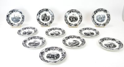 un ensemble d'assiettes et de bols noirs et blancs posés sur une surface blanche