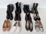 Plusieurs paires de chaussures pour femmes sont alignées sur une table