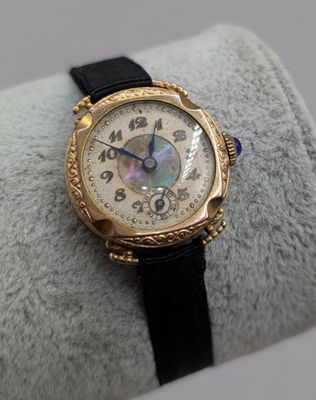 une montre posée sur un oreiller
