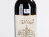 une bouteille de vin posée sur une table