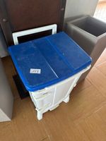 Quatre poubelles plastiques (photo 4)