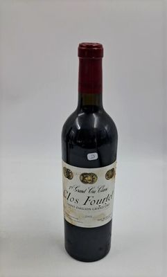 une bouteille de vin posée sur une table
