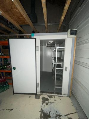 une porte blanche dans une pièce où se trouve une porte blanche
