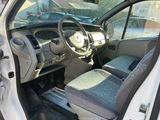une petite voiture équipée d'un volant et d'un tableau de bord