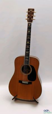 une guitare posée sur un support, sur un fond blanc