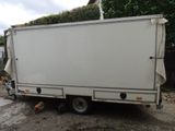 un camion blanc garé sur le bord de la route