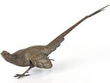 une statue en bronze représentant un faisan sur un fond blanc