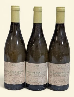 trois bouteilles de vin posées les unes à côté des autres sur une surface blanche