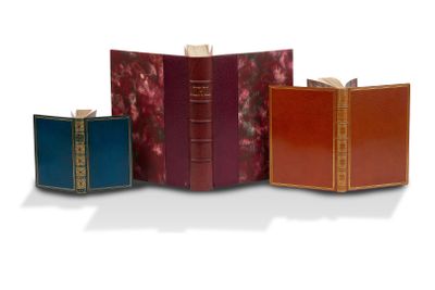 plusieurs livres sont empilés sur une surface blanche