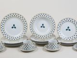 un ensemble d'assiettes et de tasses posées sur une table