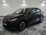 une Toyota C-HR noire garée sur un sol en carrelage à damier