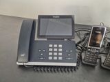 deux téléphones et un portable posés sur une table