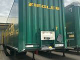 un camion-benne vert garé sur un parking