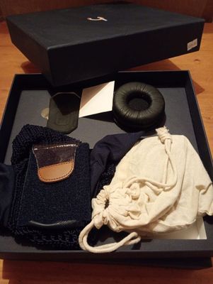 une boîte noire contenant un casque audio, un sac à main et un casque audio