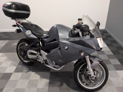 une moto garée sur un sol en damier