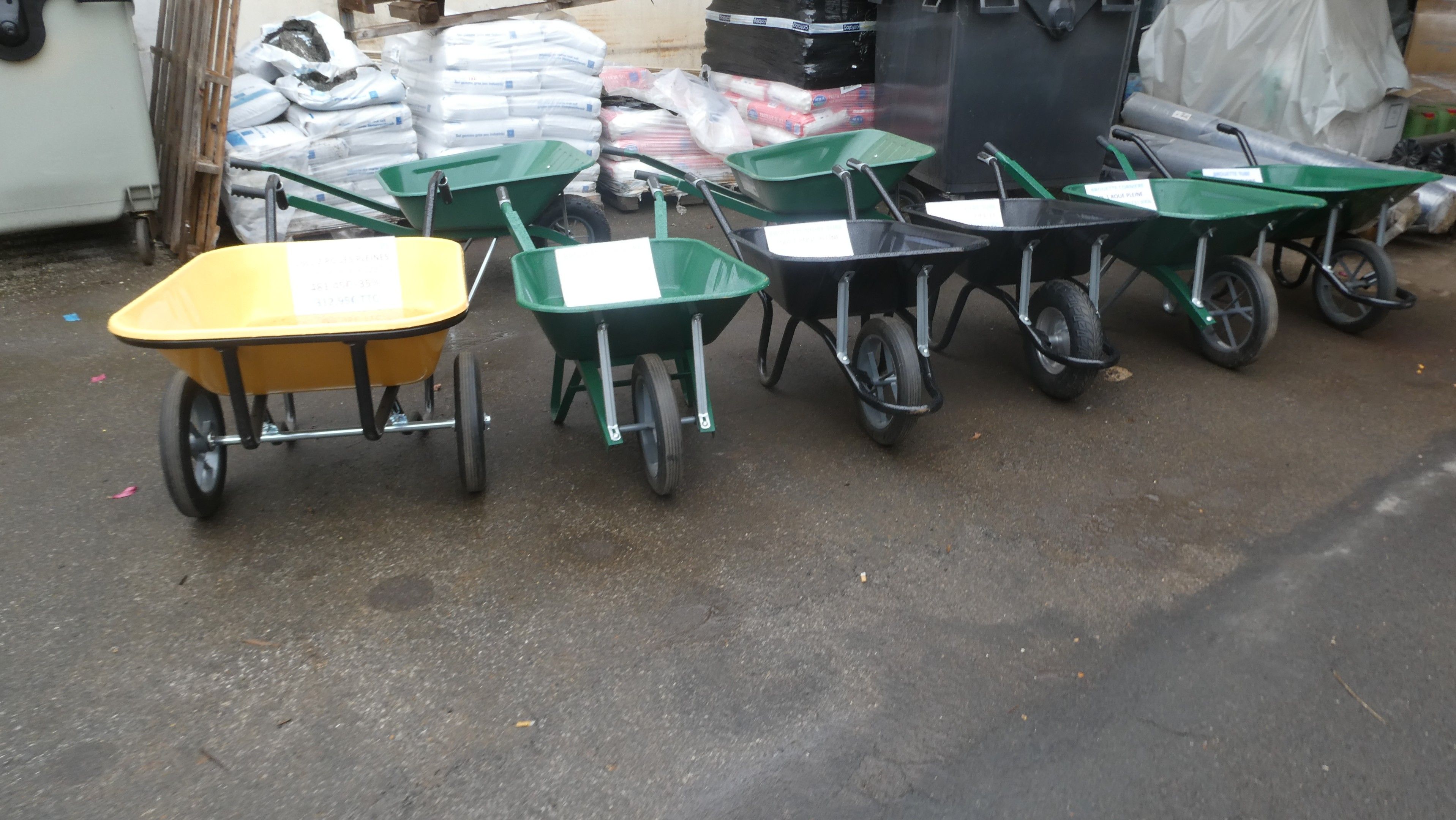 - Lot de 8 brouettes.