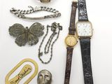un assortiment de bijoux comprenant une montre, un bracelet et d'autres articles
