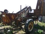 un tracteur garé dans l'herbe