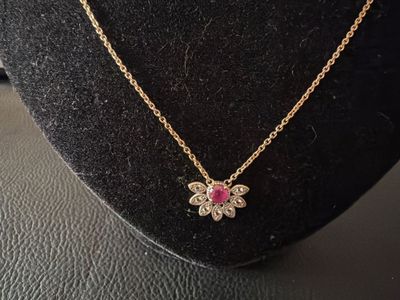 gros plan d'un collier sur un présentoir pour mannequin