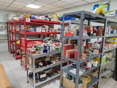 de nombreuses étagères contenant divers objets dans une pièce