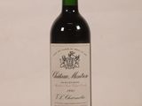 une bouteille de vin posée sur une table