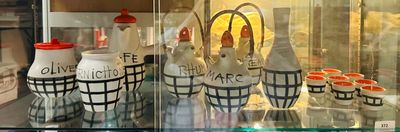 de nombreux vases et tasses exposés dans une vitrine