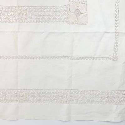nappe brodée avec un motif au point de croix sur fond blanc