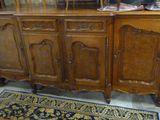 une grande armoire en bois surmontée d'un miroir