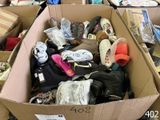 une boîte en carton remplie de chaussures dans un magasin