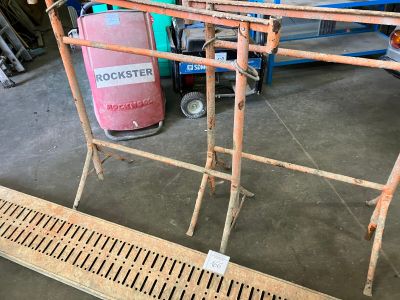 une photo d'une grille de plancher en bois dans un garage