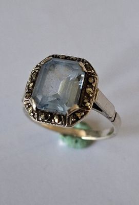 BAGUE en argent, ornée d'une pierre bleue à pans coupés dans…