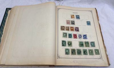un livre ouvert avec des timbres, posé sur une table