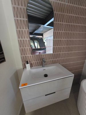 une salle de bain avec un lavabo et un miroir