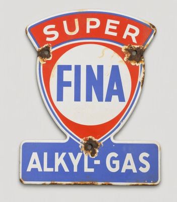 un panneau rouge et bleu sur lequel on peut lire « Fina Alkyl Gas »