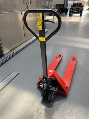 une photo d'un chariot élévateur dans un entrepôt