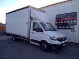 la photo d'une camionnette blanche garée devant un bâtiment