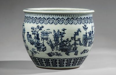 un vase bleu et blanc orné d'un motif