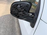 un rétroviseur latéral d'une voiture garée sur le bord de la route