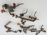 tout un tas de vieux outils qui traînent sur la table